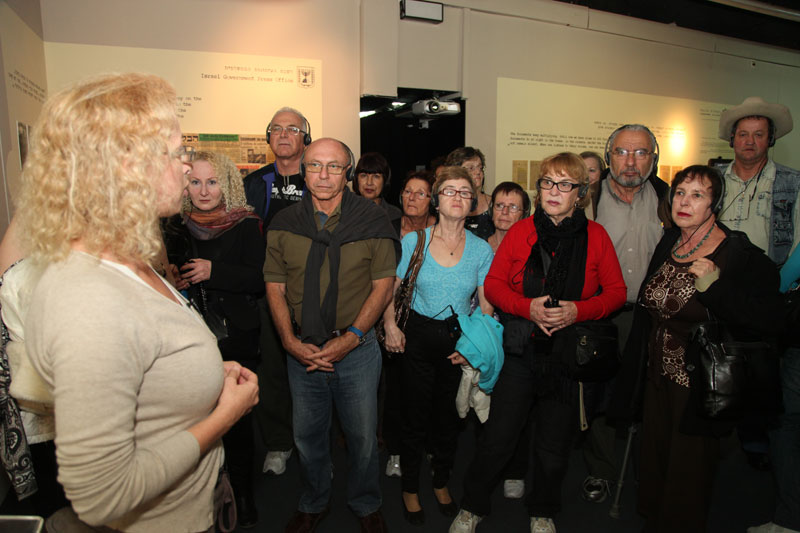 סיור בתערוכה "עימדי ניצבים כאן שישה מיליון קטגורים", לציון 50 שנה לפתיחת משפט אייכמן, בהדרכת נעמה גליל