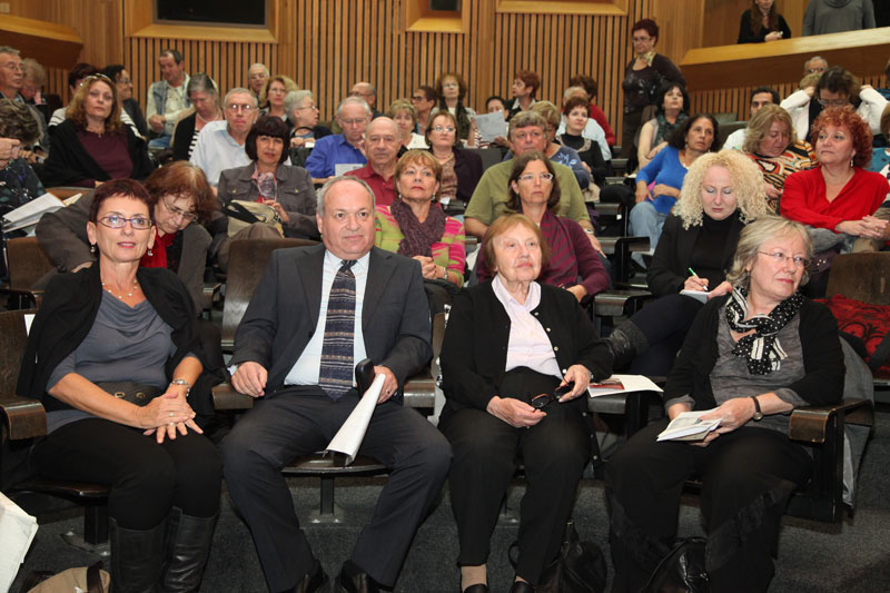 קהל באולם. בשורה הראשונה דורותה פלוג, אישתו של נח פלוג ז"ל ובתה ענת