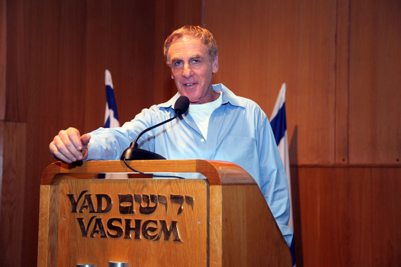 פרופ' חנה יבלונקה והבמאי יורם הוניג ברב שיח עם הקהל